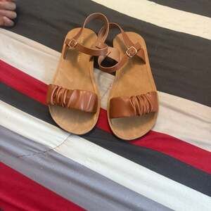 Lucky Brand Youth Grace Sandal in Cognac